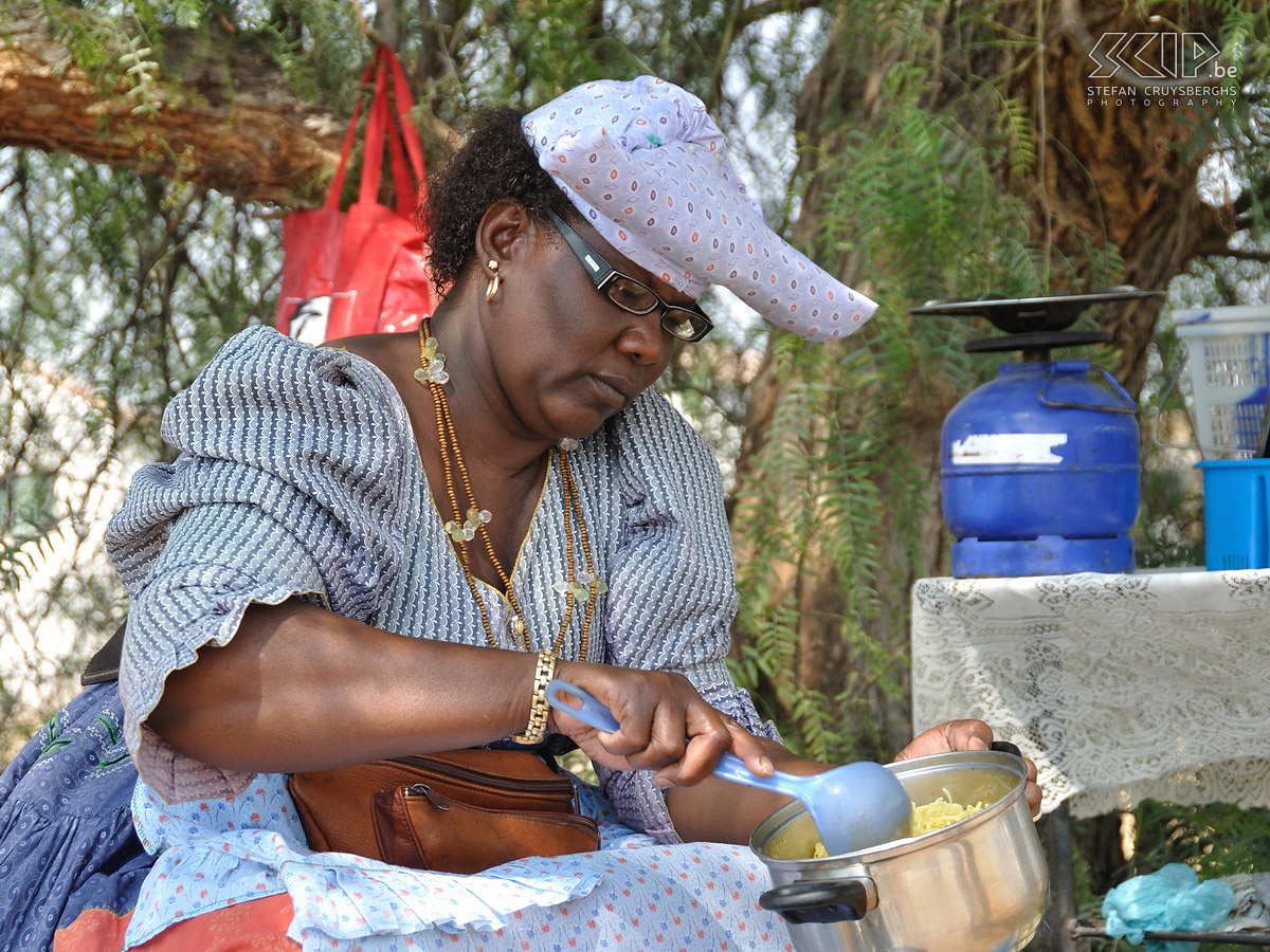 Okakarara - Herero vrouw In Okakarara maakten we kennis met de Herero cultuur. Deze vrouw in traditionele kledij is aan het koken. Stefan Cruysberghs
